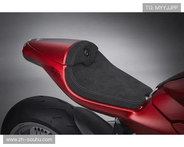 奥康巴西站推出塞纳主题特别版头盔,致敬传奇车手 奥康巴西站推出塞纳主题特别版头盔,致敬传奇车手