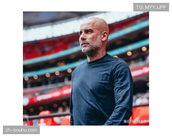 特写：瓜迪奥拉与西蒙尼赛后的战术板交流，两种哲学的微笑握手